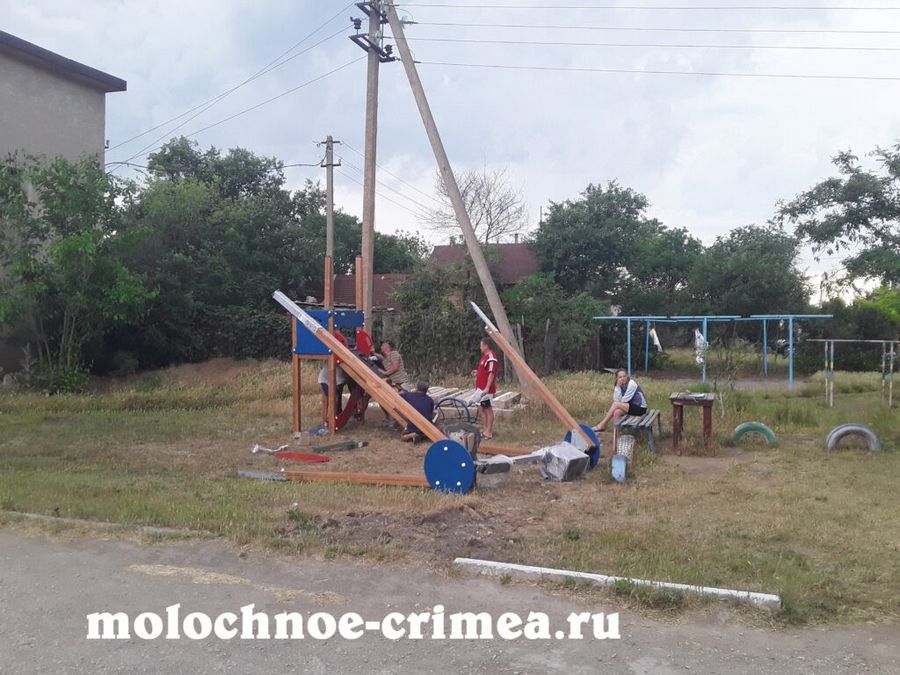 Молочненский сельский совет вновь обрадовал местных жителей - в селе Молочное в двух дворах появились новенькие детские площадки.
